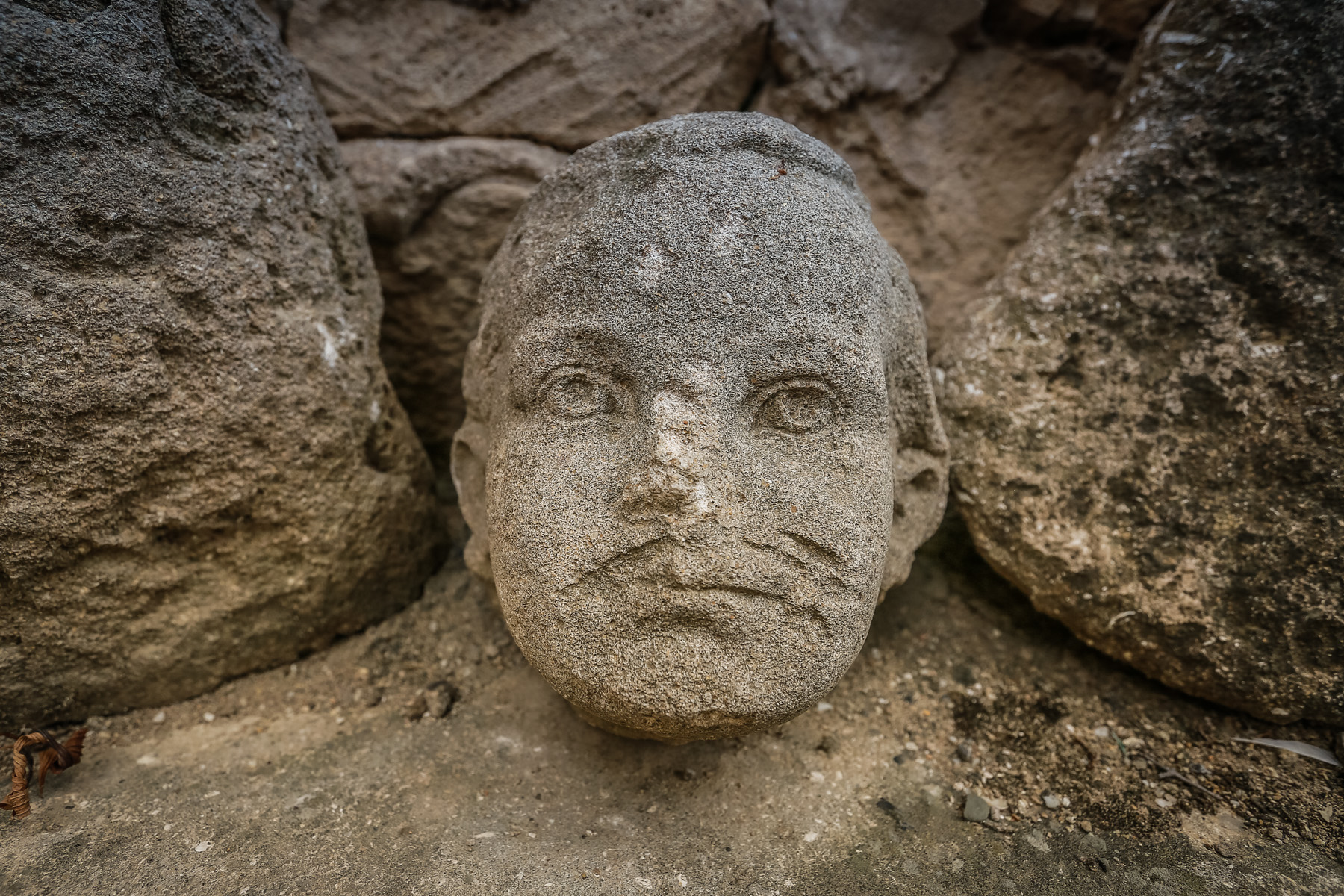 Kənd sakinlərinin həyətlərindən tapılan uşaq başlı heykəl fiquru da qalanın həyətində saxlanılır
