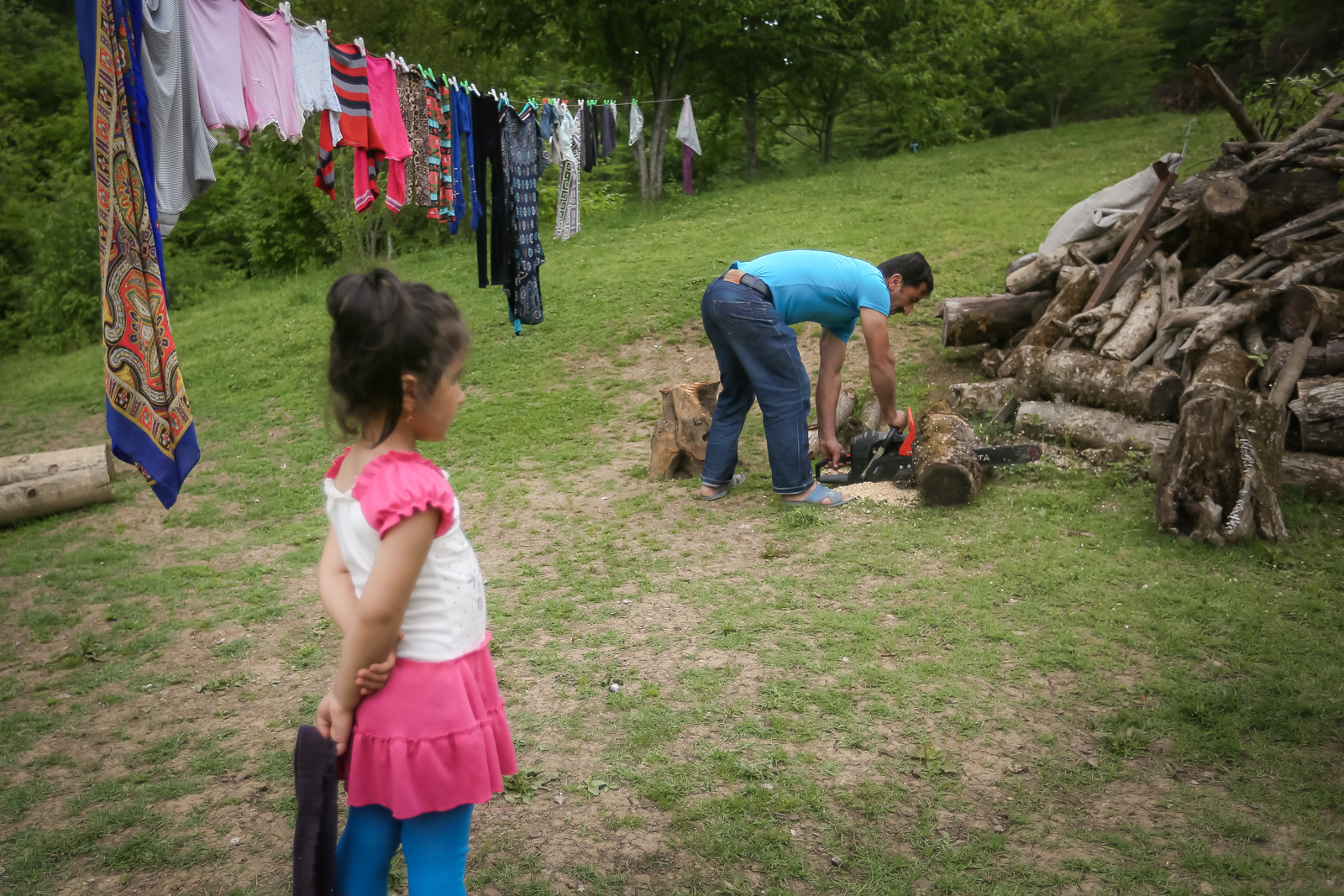 Kənddə qaz da olmadığından kənd sakinləri qurumuş ağaclardan odun hazırlayaraq istifadə edirlər
