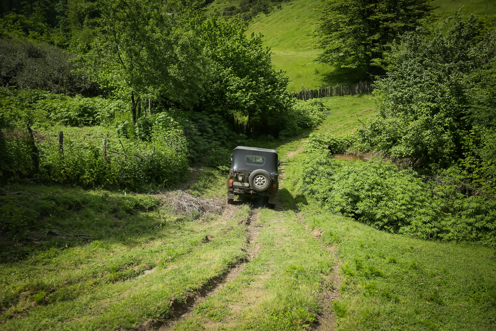 Kəndin yolları bərbad olduğundan ancaq UAZ markalı maşın işləyir