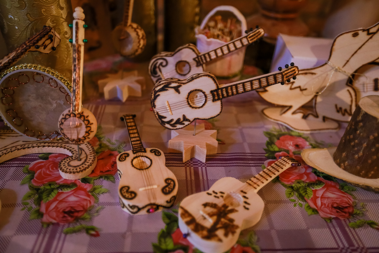 Klassik alətlərdən başqa milli alətlərimizin də suvenirlərini hazırlayır