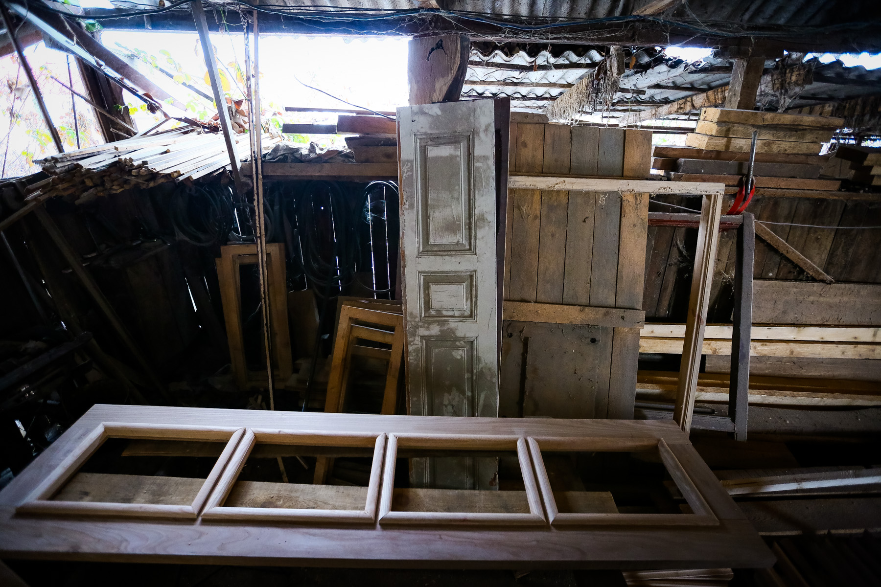 Köhnə qapıları yonaraq, müxtəlif əlavələr etməklə yeniləyir