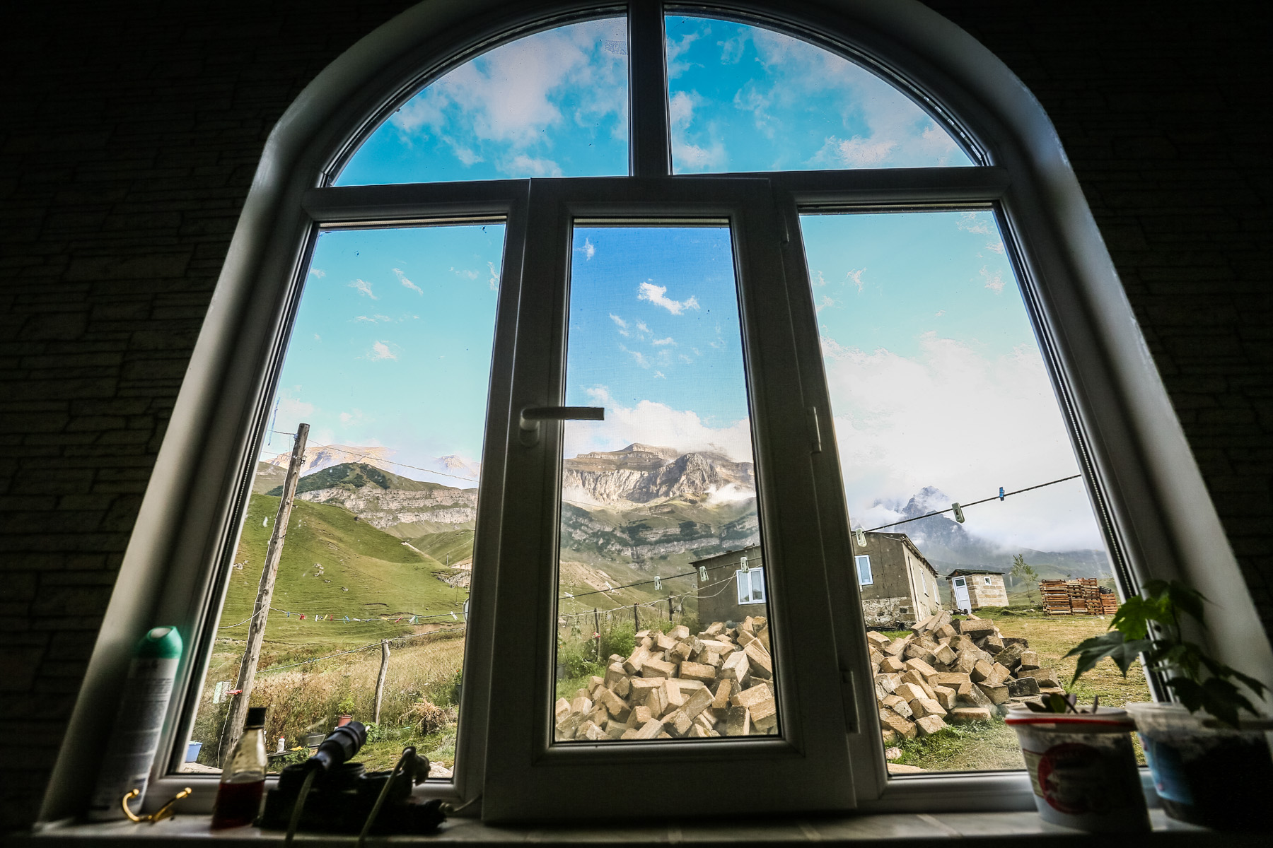 Laza kəndindəki bir evdən dağa açılan mənzərə