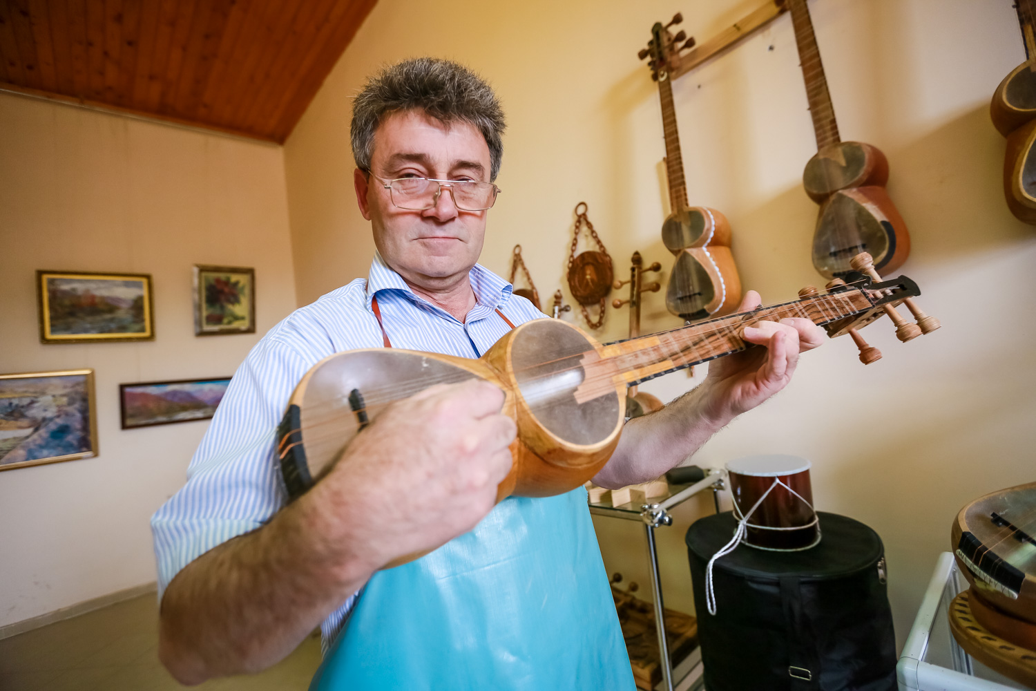 Mahir usta deyir ki, musiqi alətlərinin ustası gərək yaxşı  musiqiçi də olsun ki, alətləri həm kökləməyi bacarsın, həm səsinə fikir versin