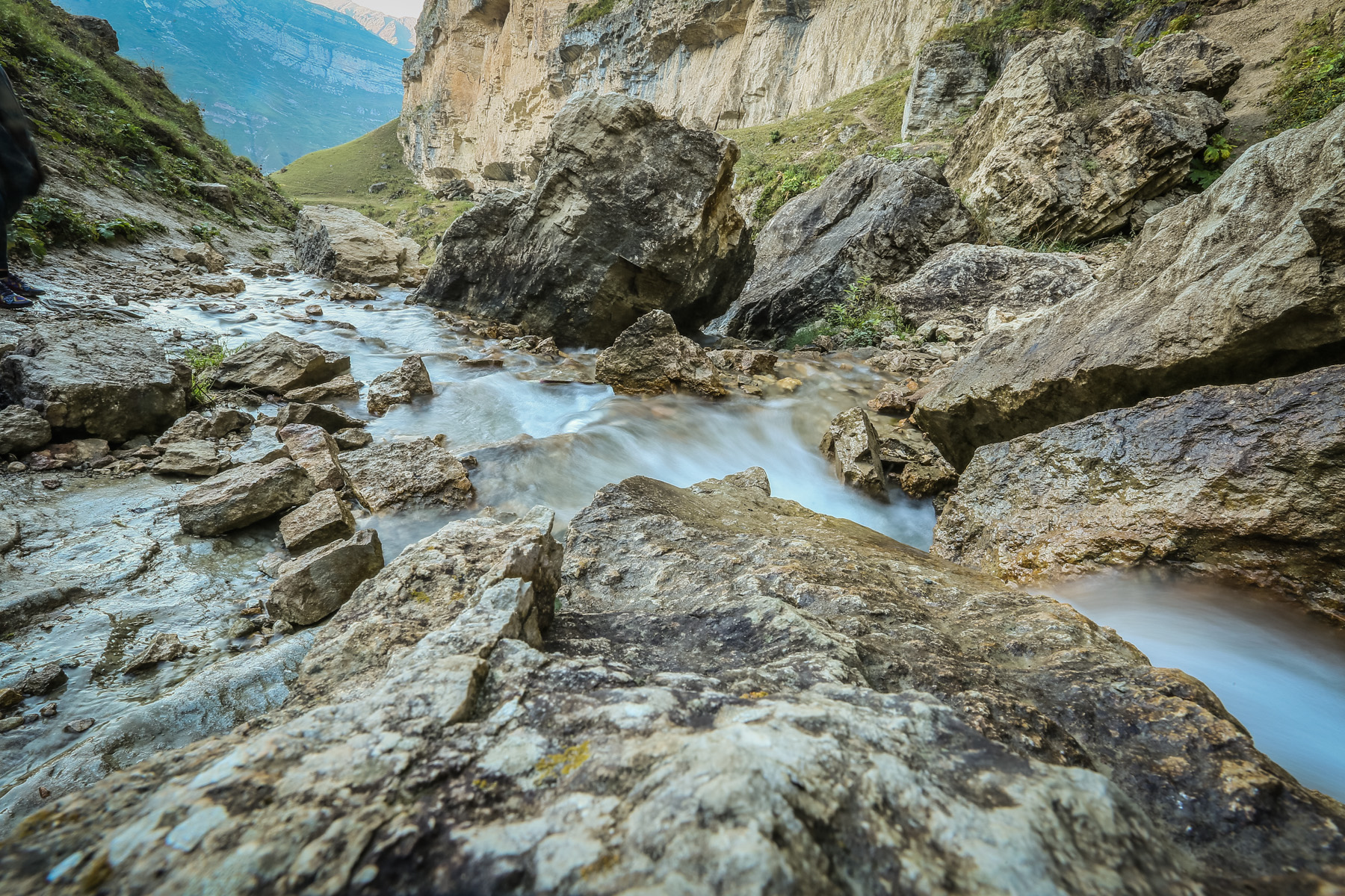 Mart ayının sonu dağlarda qar əridiyindən şəlalənin suyu daha da çoxalır