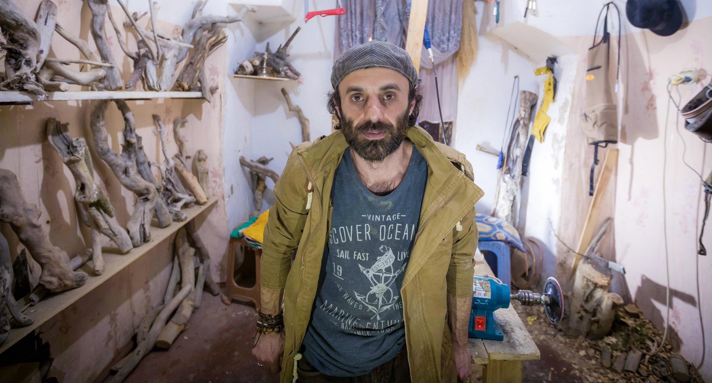 Мастер деревянной скульптуры в своей мастерской