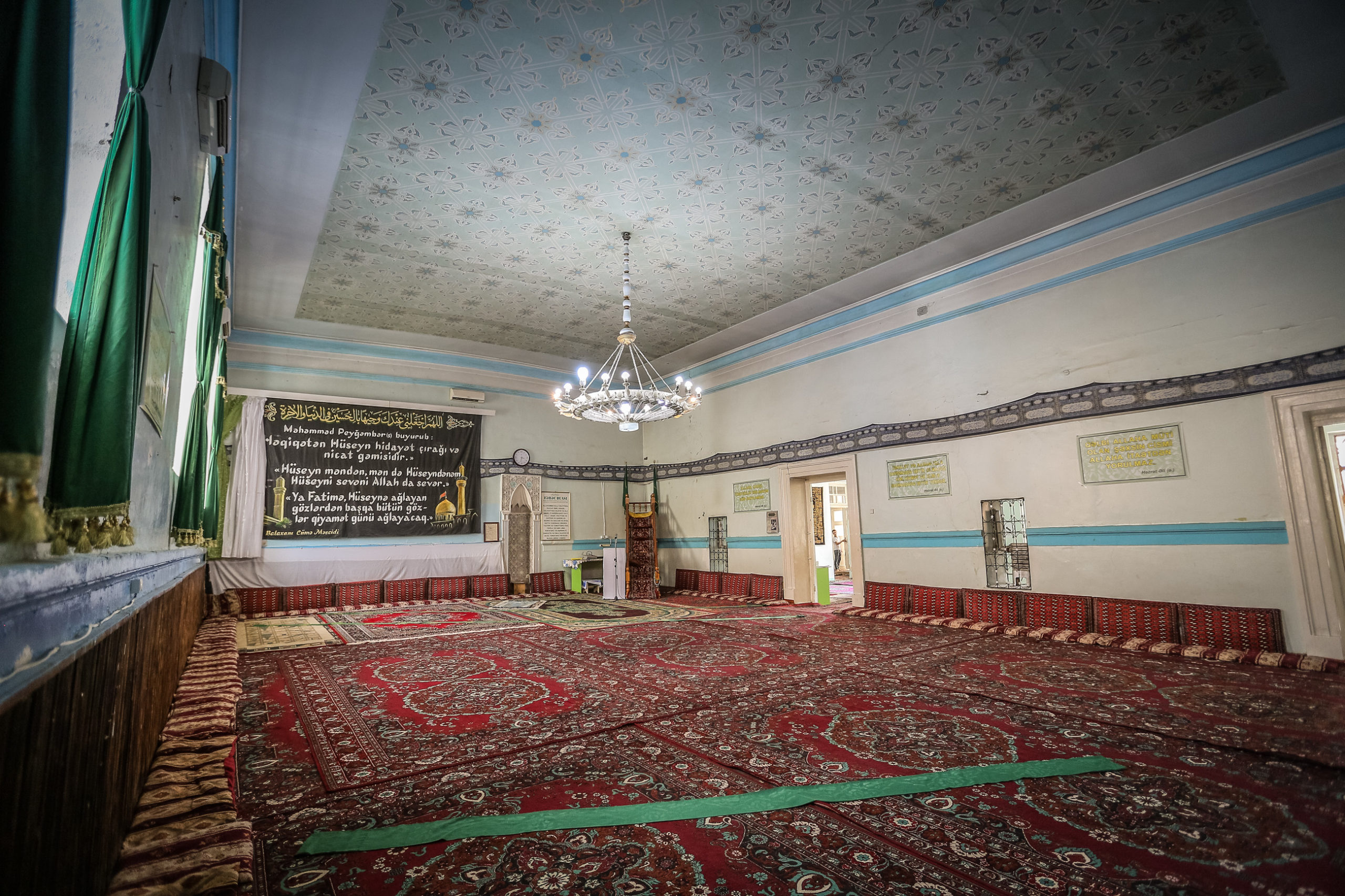 Məscidin daxili görünüşü.