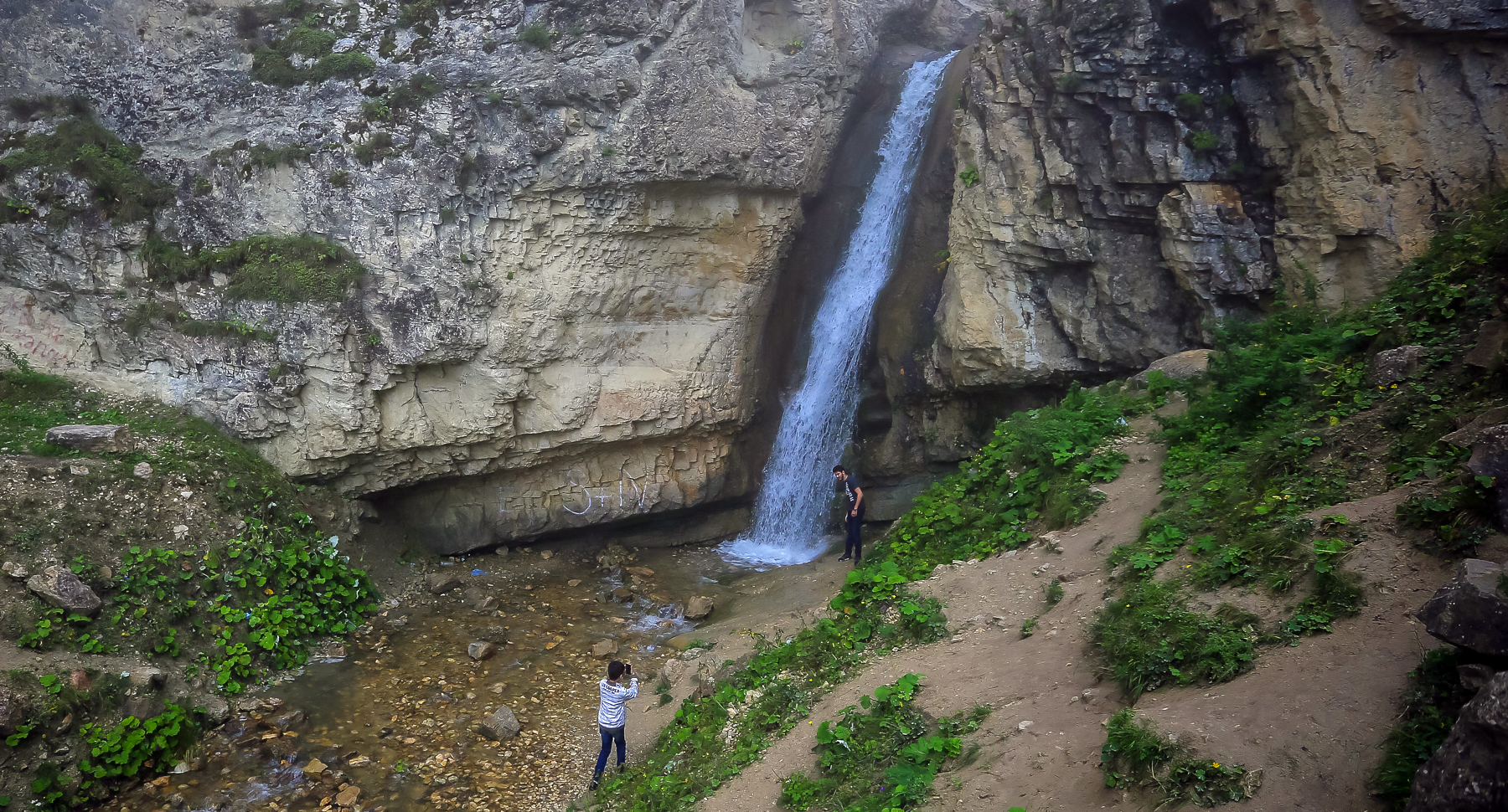 Местный водопад привлекает туристов