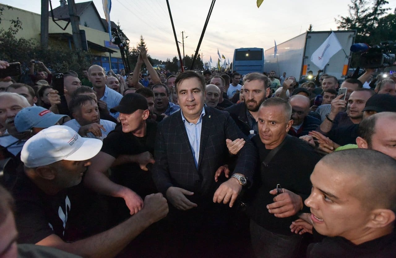 Михеил Саакашвили (в центре) со своими сторонниками на украинской территории возле КПП «Шегини»
