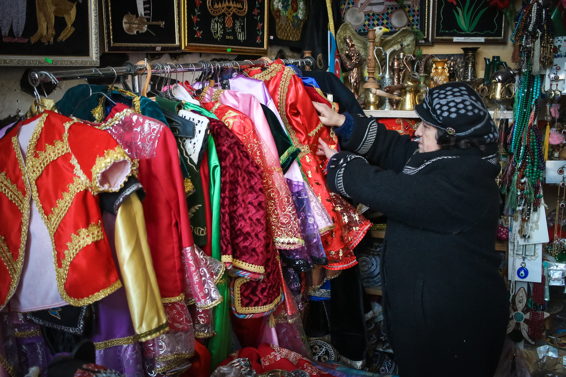 Milli paltarlara da müxtəlif rəsmlər çəkərək əlavə edir.