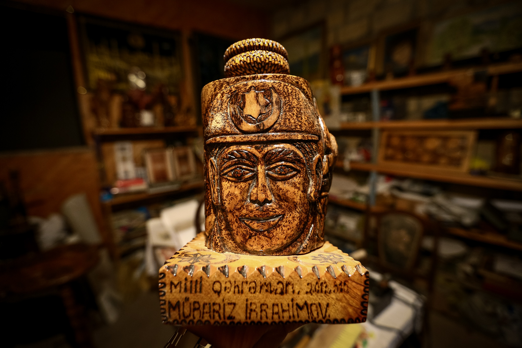 Milli Qəhrəman Mübariz İbrahimovun ağac üzərində portreti