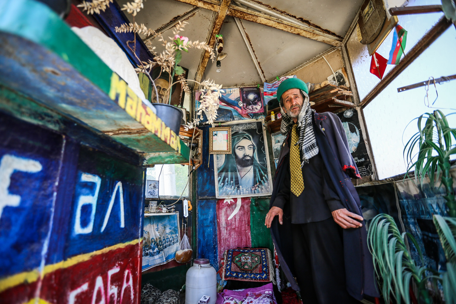 Mirbəxtiyar günün müəyyən bir hissəsini burada keçirir.