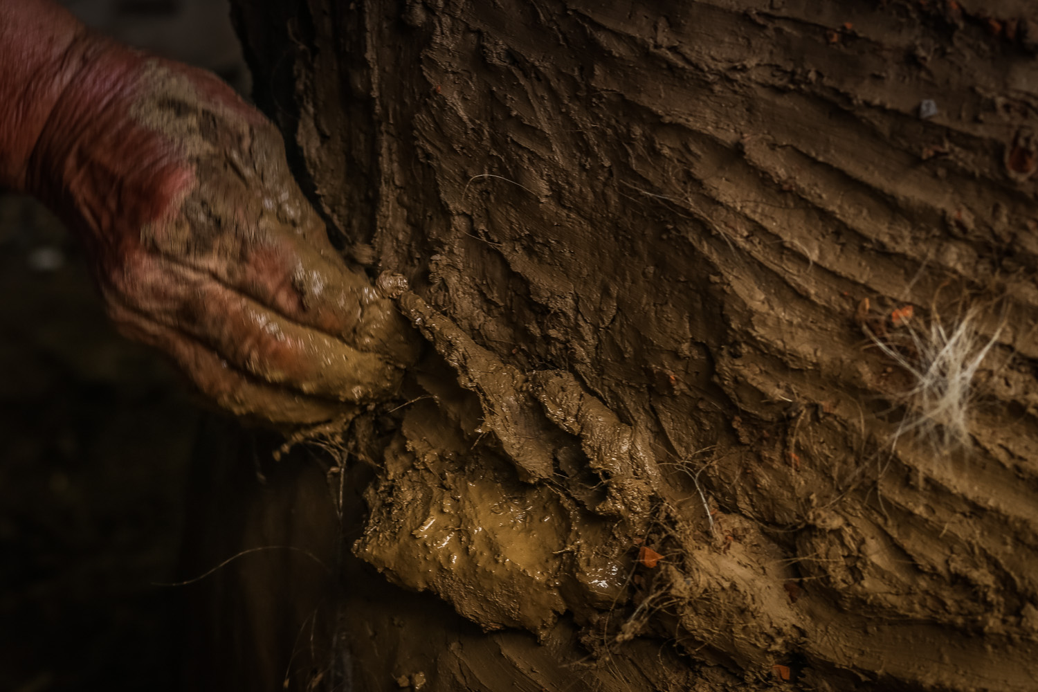 Mud reinforces the quality and durability of the oven’s walls