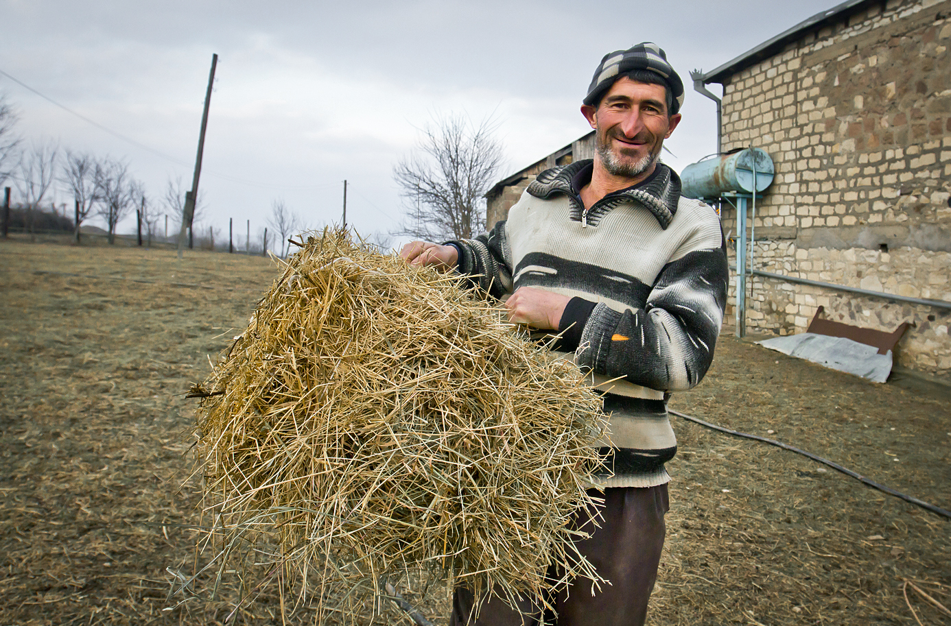 Namiq Suleymanov kəndin Ermənistanla çətin mövqedə yerləşməsinə baxmayaraq balıqçılıq edir, eyni zamanda maldarlıqla məşğul olub ailəsinə baxır