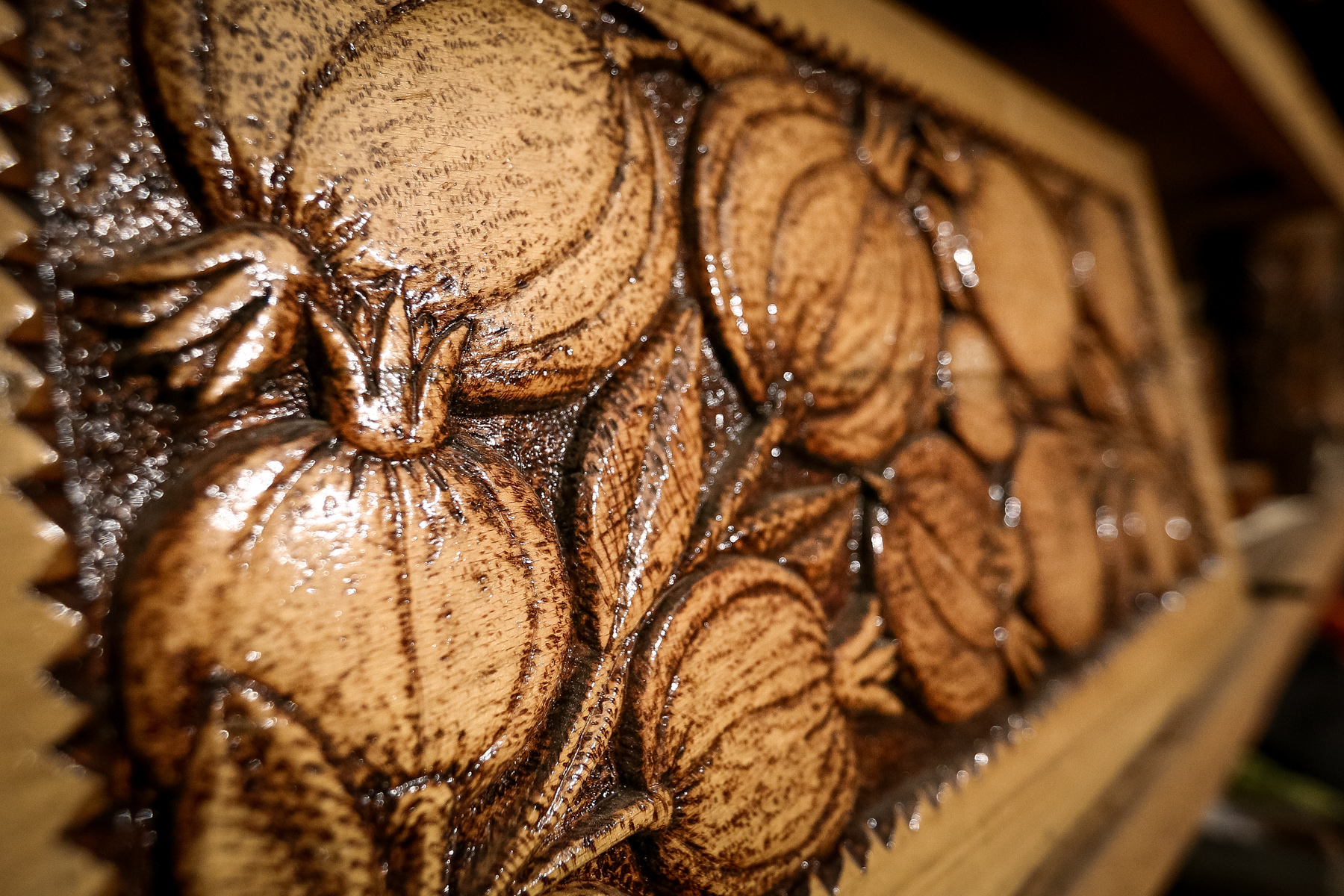 Nar fiqurlarla ağac üzərində hazırladığı yeni fiqurlar