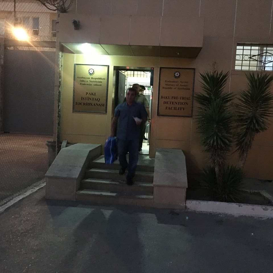 Natiq Cəfərli təcridxanadan çıxarkən