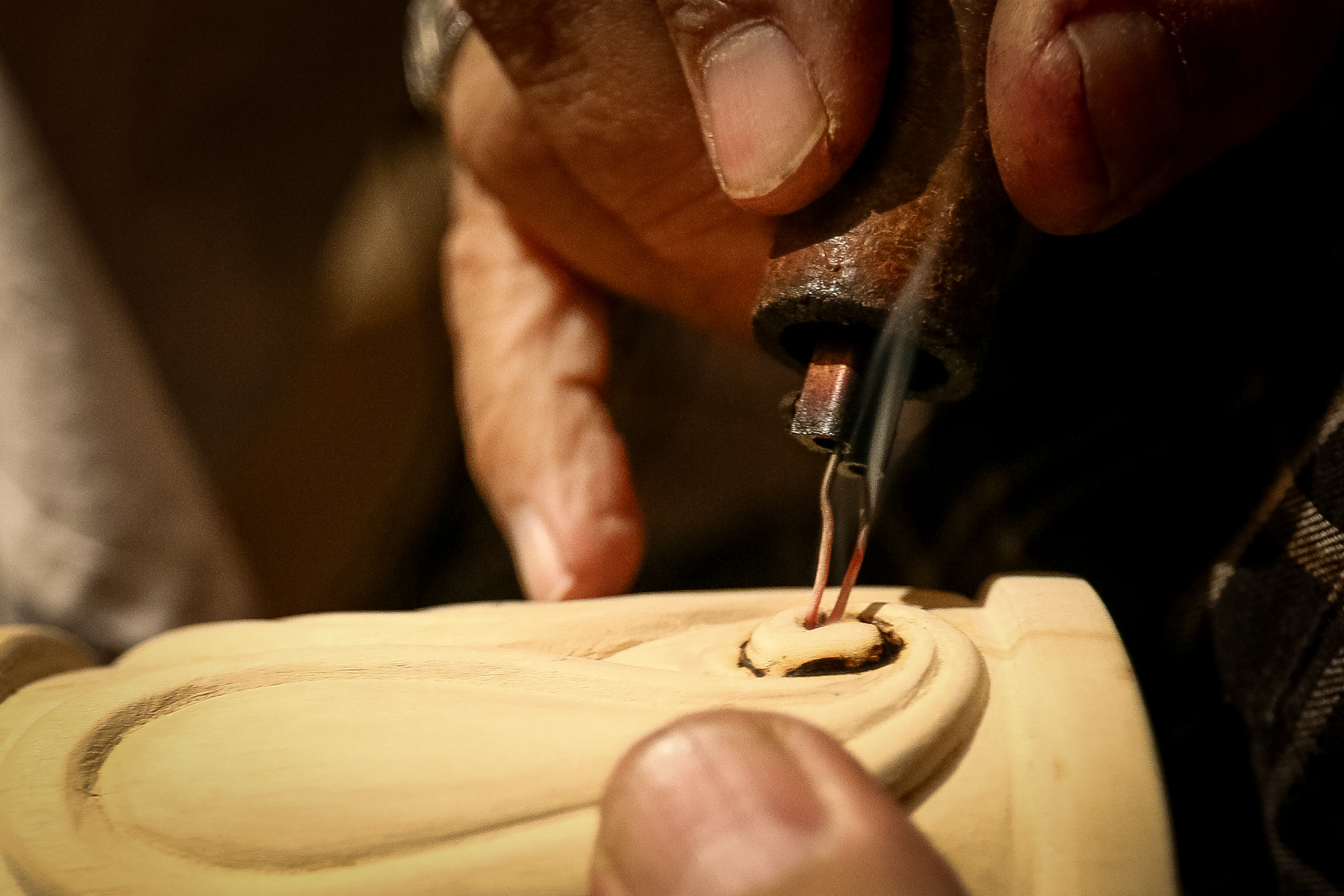 Nizami Abbasov hazırlayacağı fiqurun üzərini yandıraraq əlavələr edir