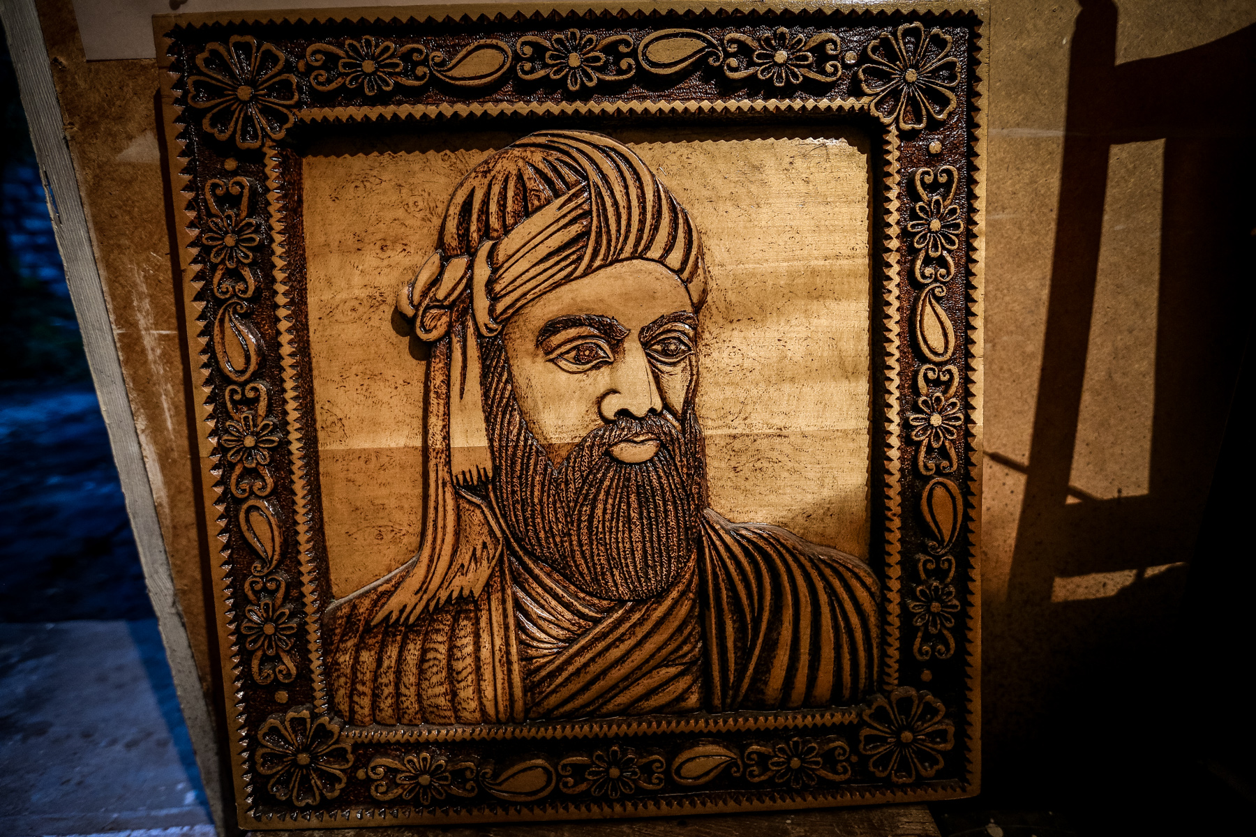 Nizami Gəncəvinin yeni ağac üzərində portretini hazırlayıb