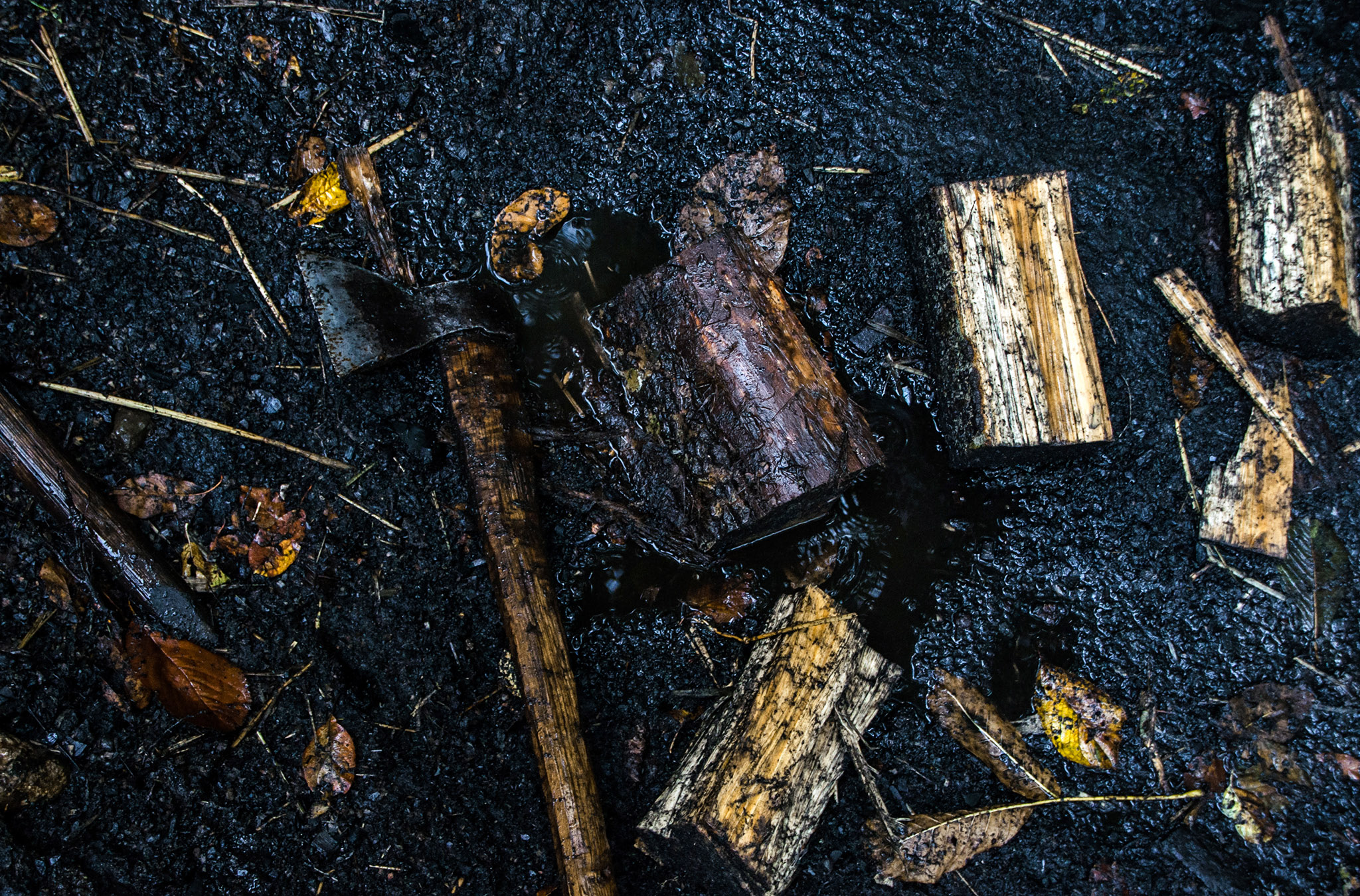 Nurlan günlük xərclərin qarşılamaq üçün yağışlı, palçıqlı günlərdə də bu işi görür