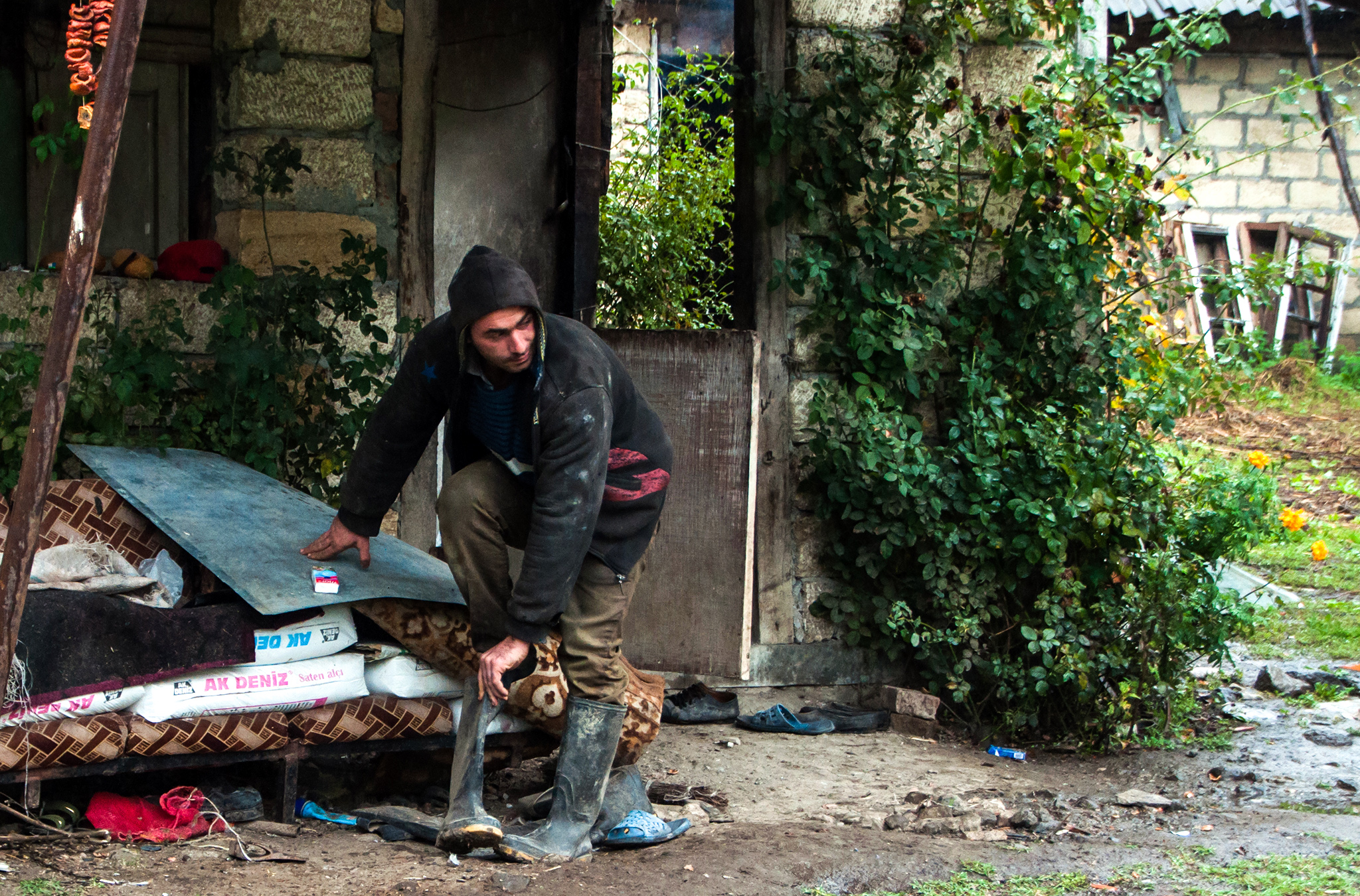 Nurlan işə başlamaq üçün səhər saat 7-də qalxır və hazırlanır