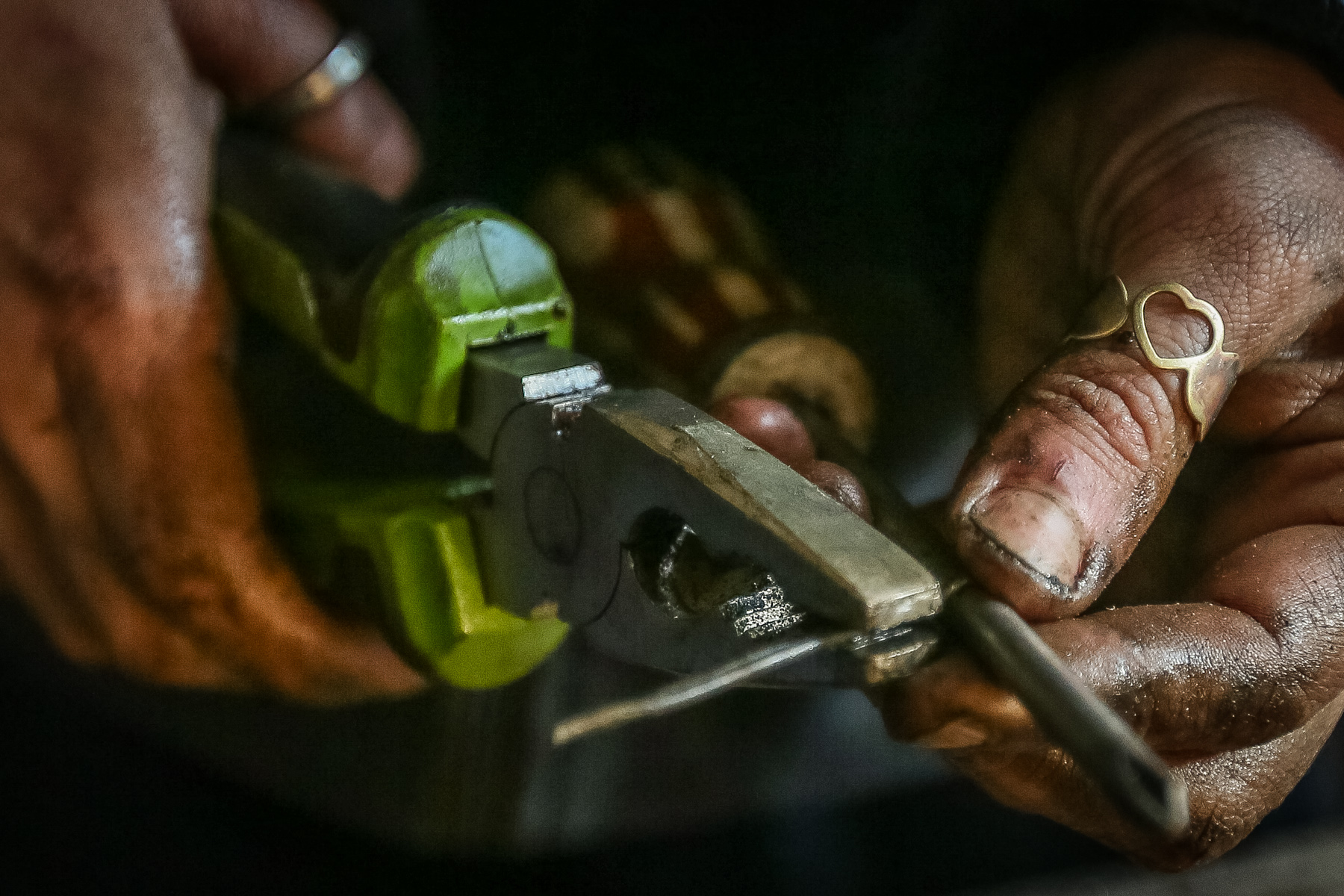 Nüşabə xanım maşın üçün lazım olan dərmir parçasını əyir