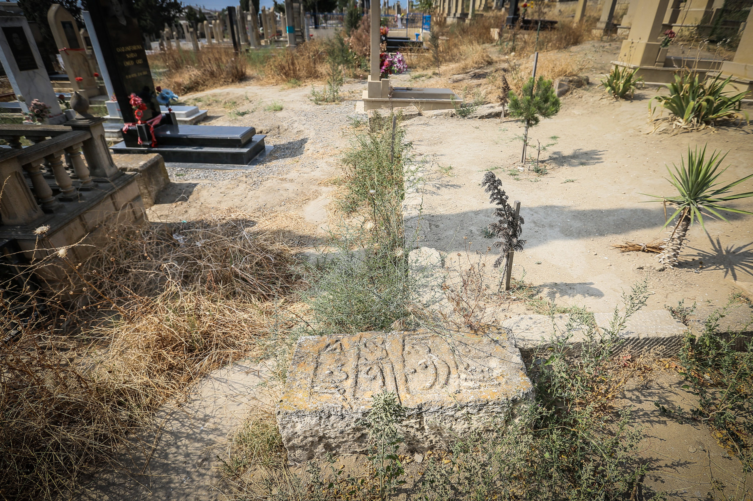 O zaman Balaxanıda imkanlı insanlar vəfat etdikdə, ölən insana böyük ölçülü, sandığa bənzər qəbirdən daşlar qoyurdular.