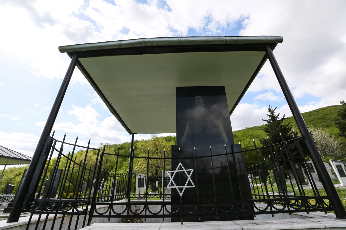 Oğuzda ayrıca yəhudi məzarlığı da var. Digər yəhudilər öz yaxınlarını burada dəfn edirlər.