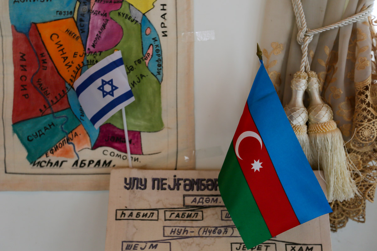 Oğuzdakı sinaqoqda İsrail və Azərbaycan bayraqları qoyulub