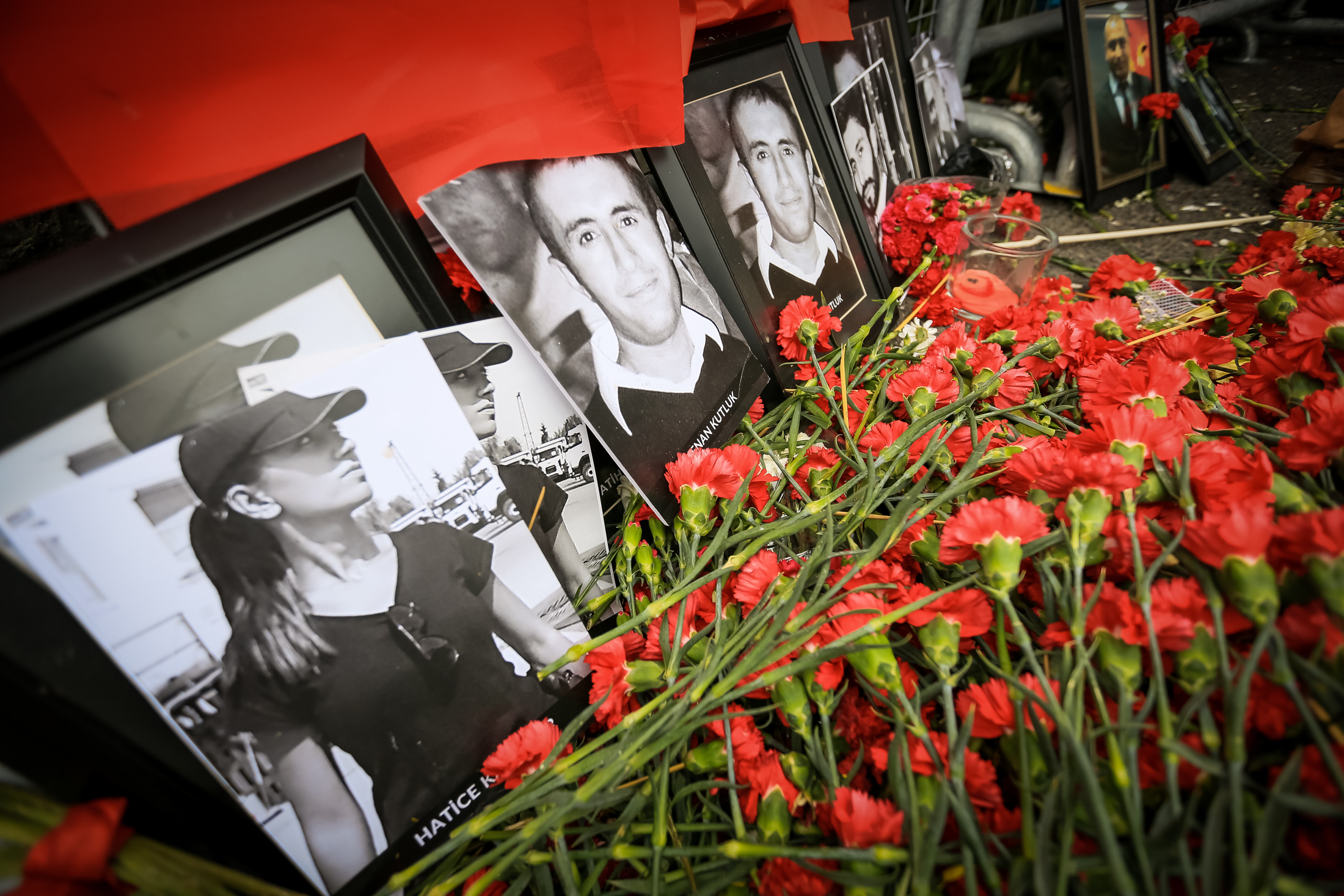 Ölənlərin fotoları gecə klubunda güllərin qarşısında yerə qoyulub