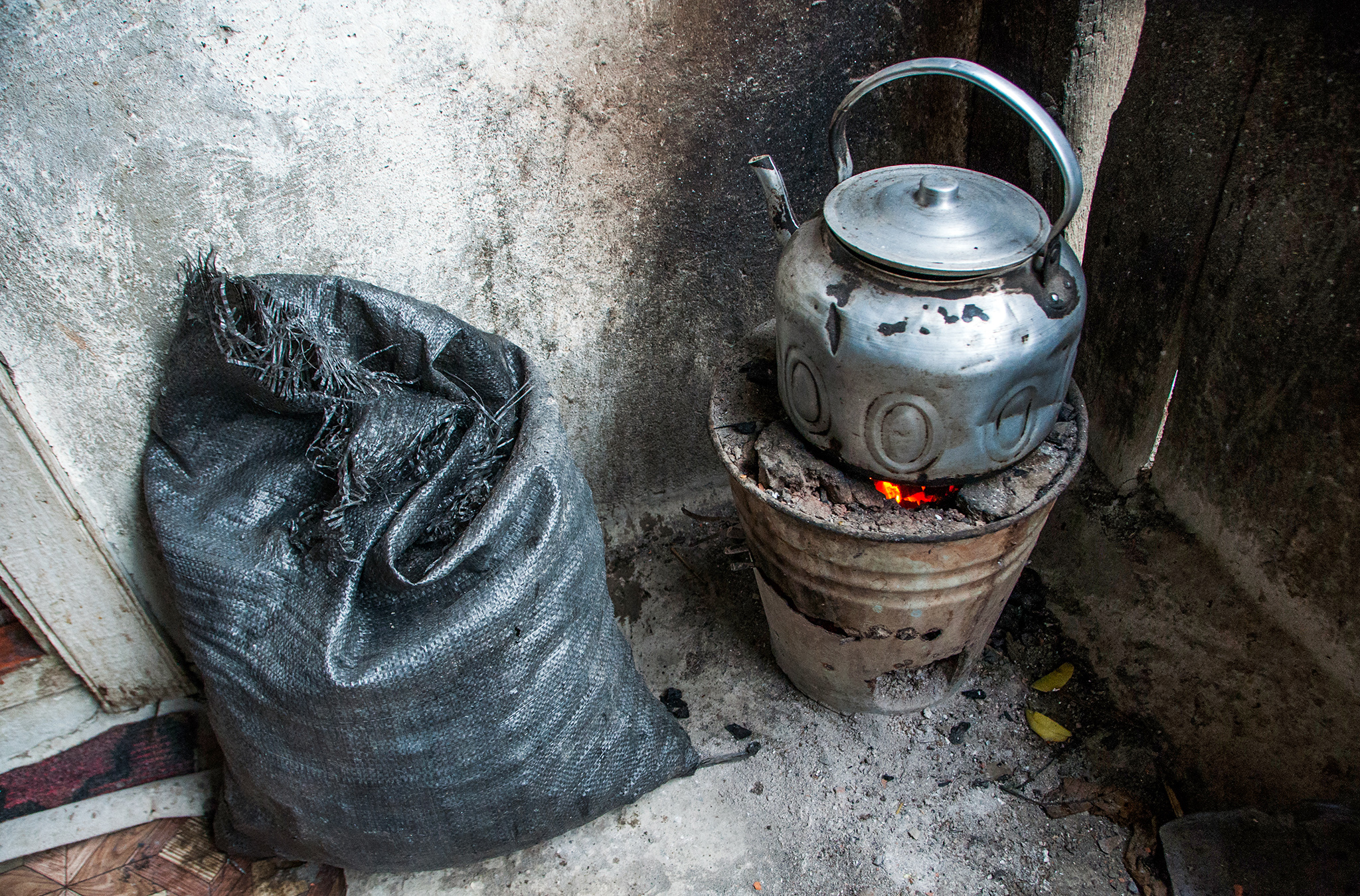 Onlar həmçinin, evdə çay-yemək hazırlamaq  üçün bu kömürdən istifadə edirlər
