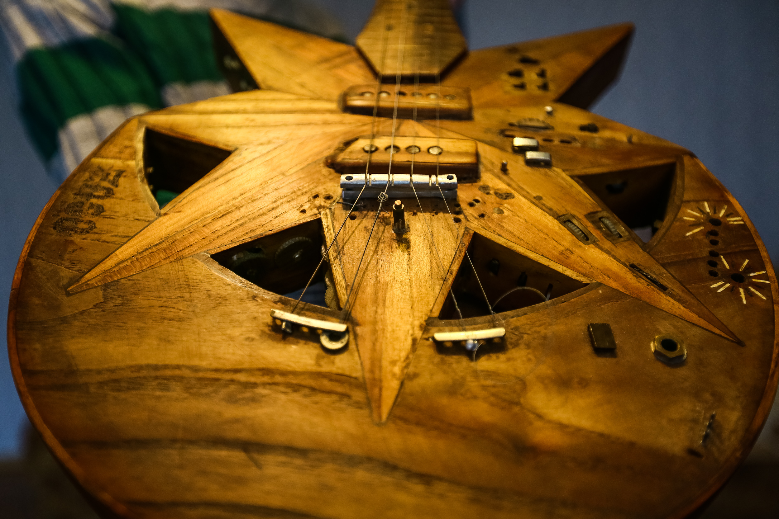 Ötən əsrin 80-ci illərində alətin ilk nümunəsini yaradan Zahid müəllim, dünyada bu qədər səs imkanına sahib olan başqa bir elektrogitaranın olmadığını deyir