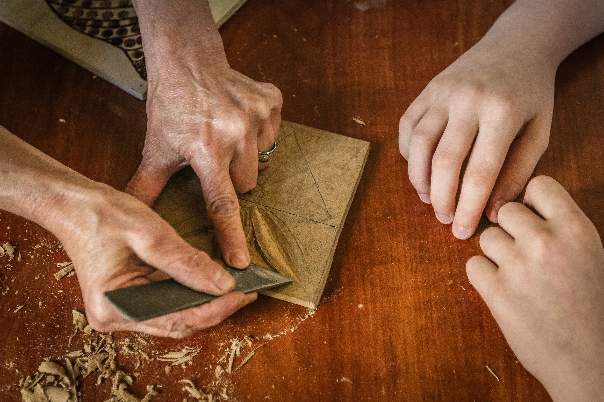 Oymada bıçaqla işlədiyindən alətdən təhlükəsiz istifadə qaydalarını da izah edir