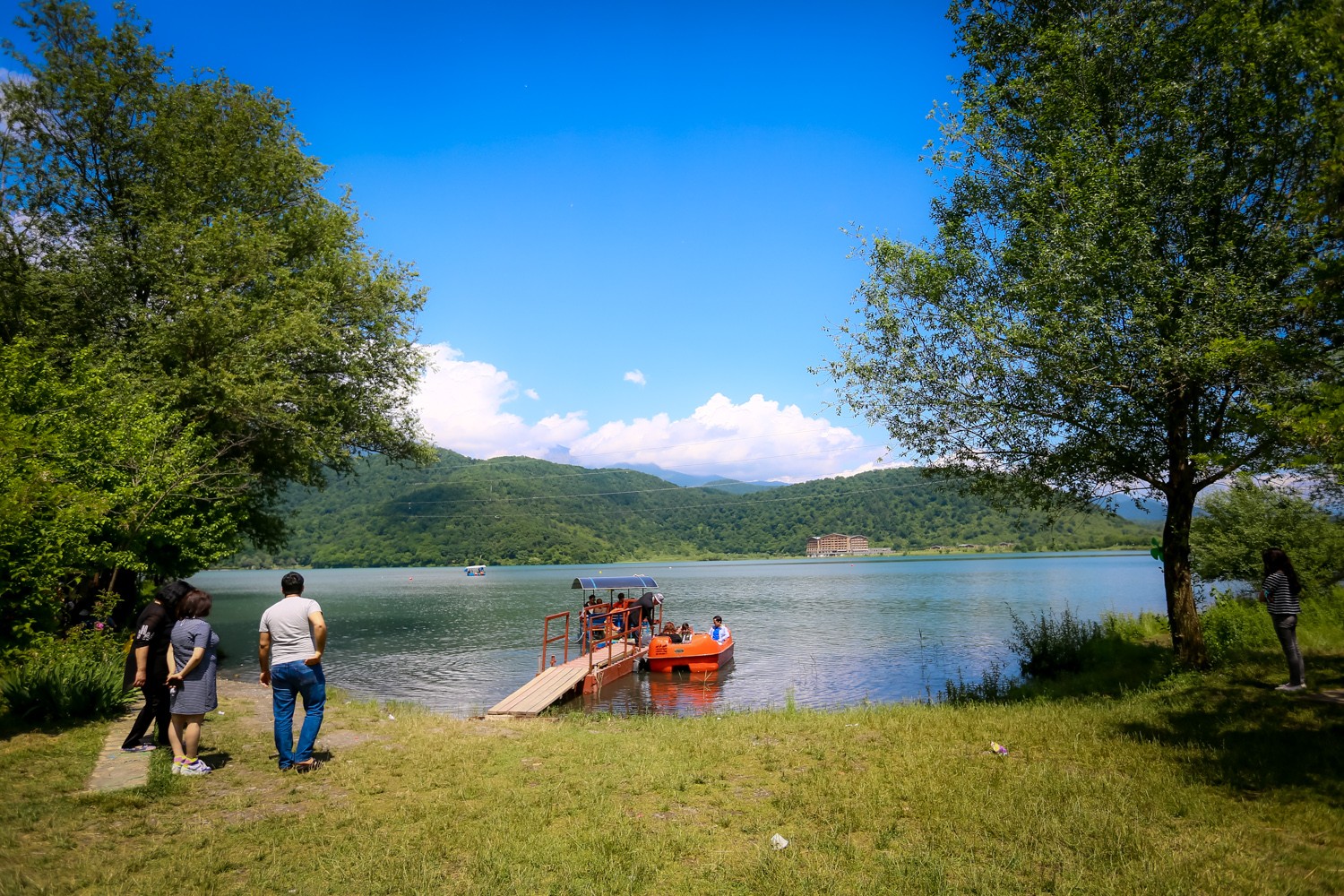 Озеро Нохур расположено на территории села Нохур Гышлаг Габалинского района, по правую сторону автомагистрали Баку-Габала