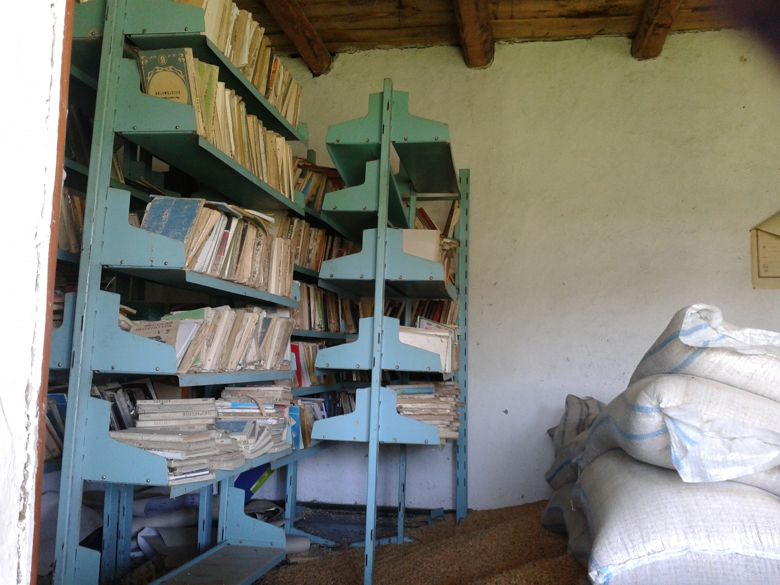 Palıdlı kənd sakininin ambarında yerləşdirdiyi buğda kisələri və köhnə dərsliklər