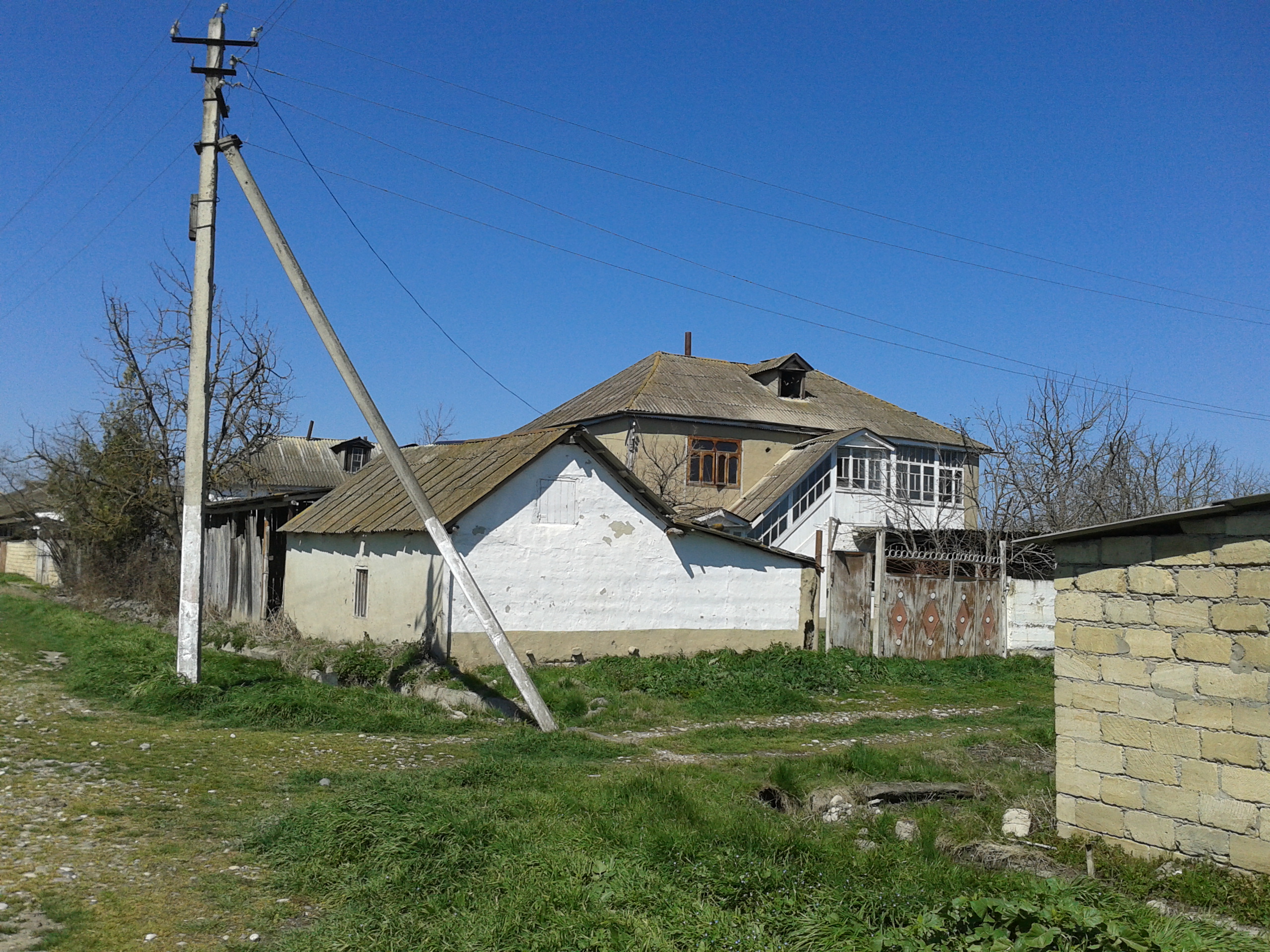 Palıdlının asfaltlanmamış yolları boyu uzanan köhnə evlər