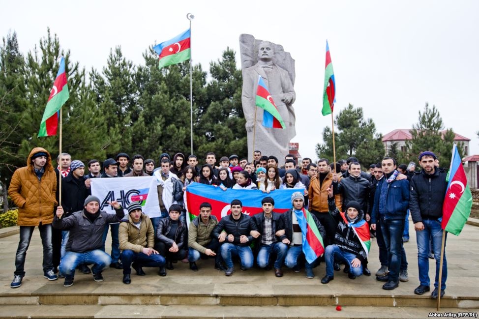 Памятник отцу-основателю АДР Мамед Эмину Расулзаде в Новханы  Фото Аббас Атилай