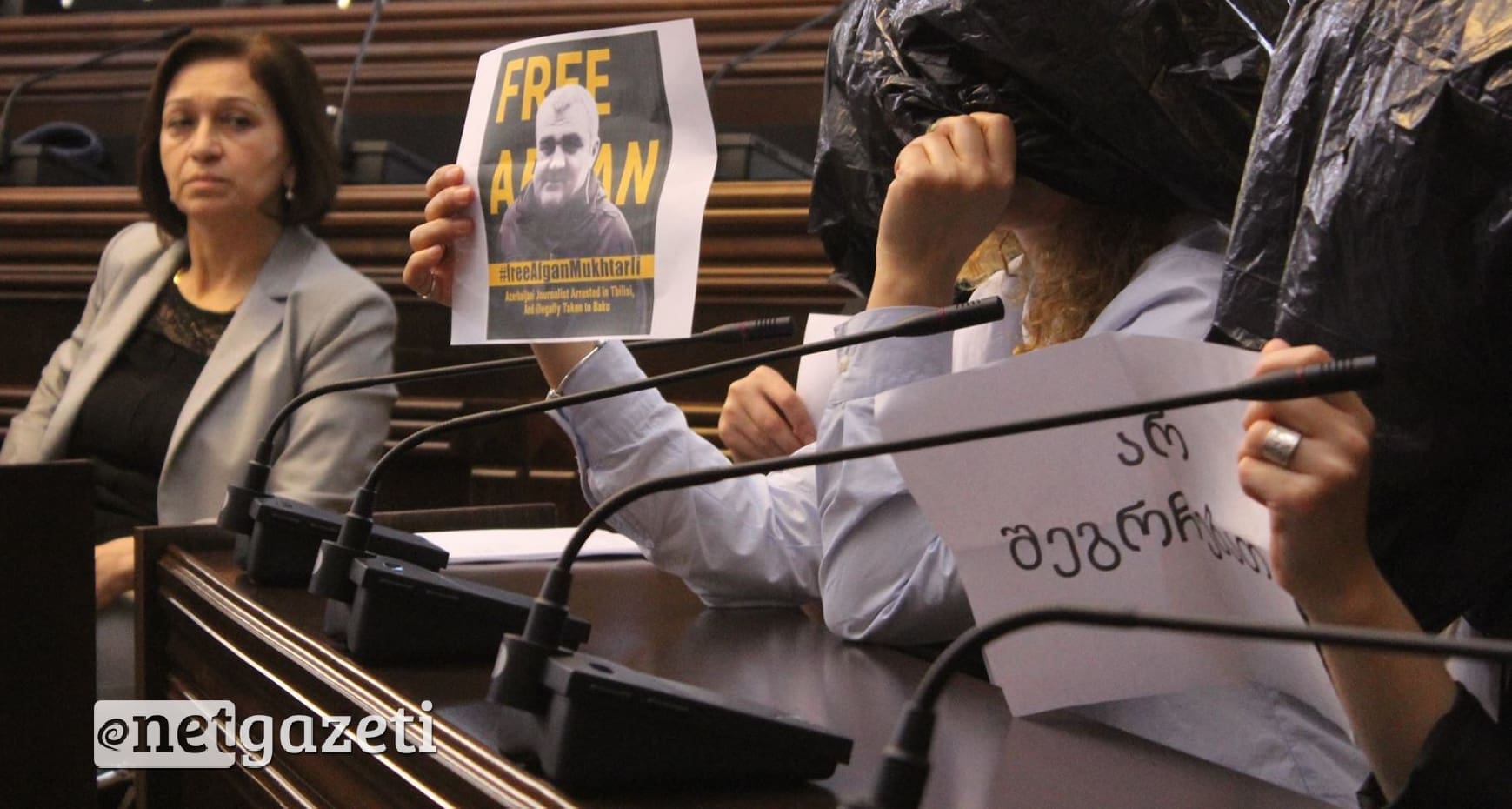 Парламент Грузии. Журналисты провели акцию против ареста Афгана Мухтарлы