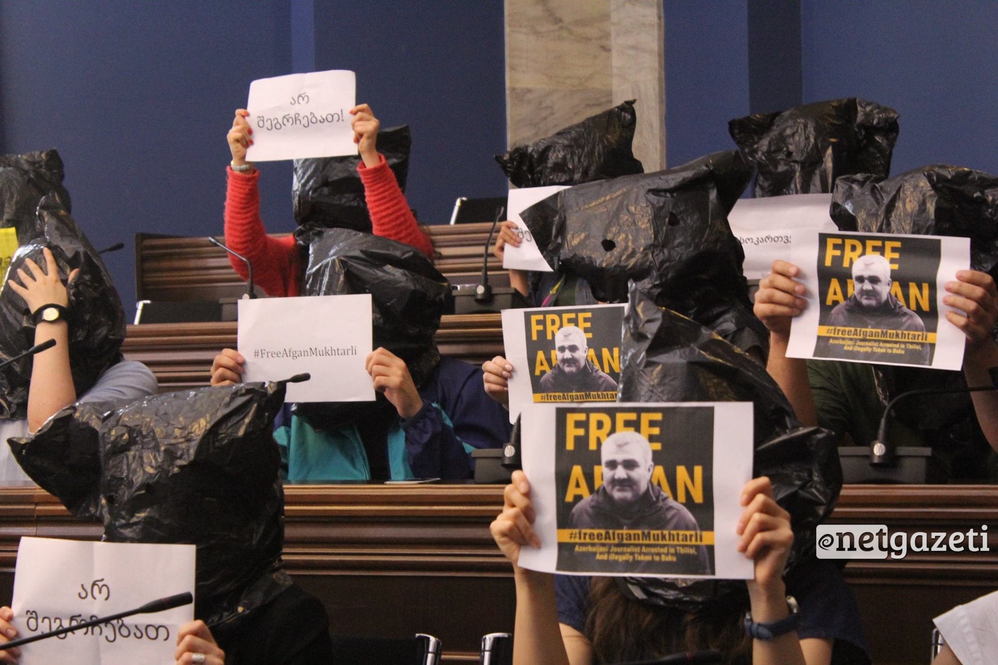 Парламент Грузии. Журналисты провели акцию против ареста Афгана Мухтарлы