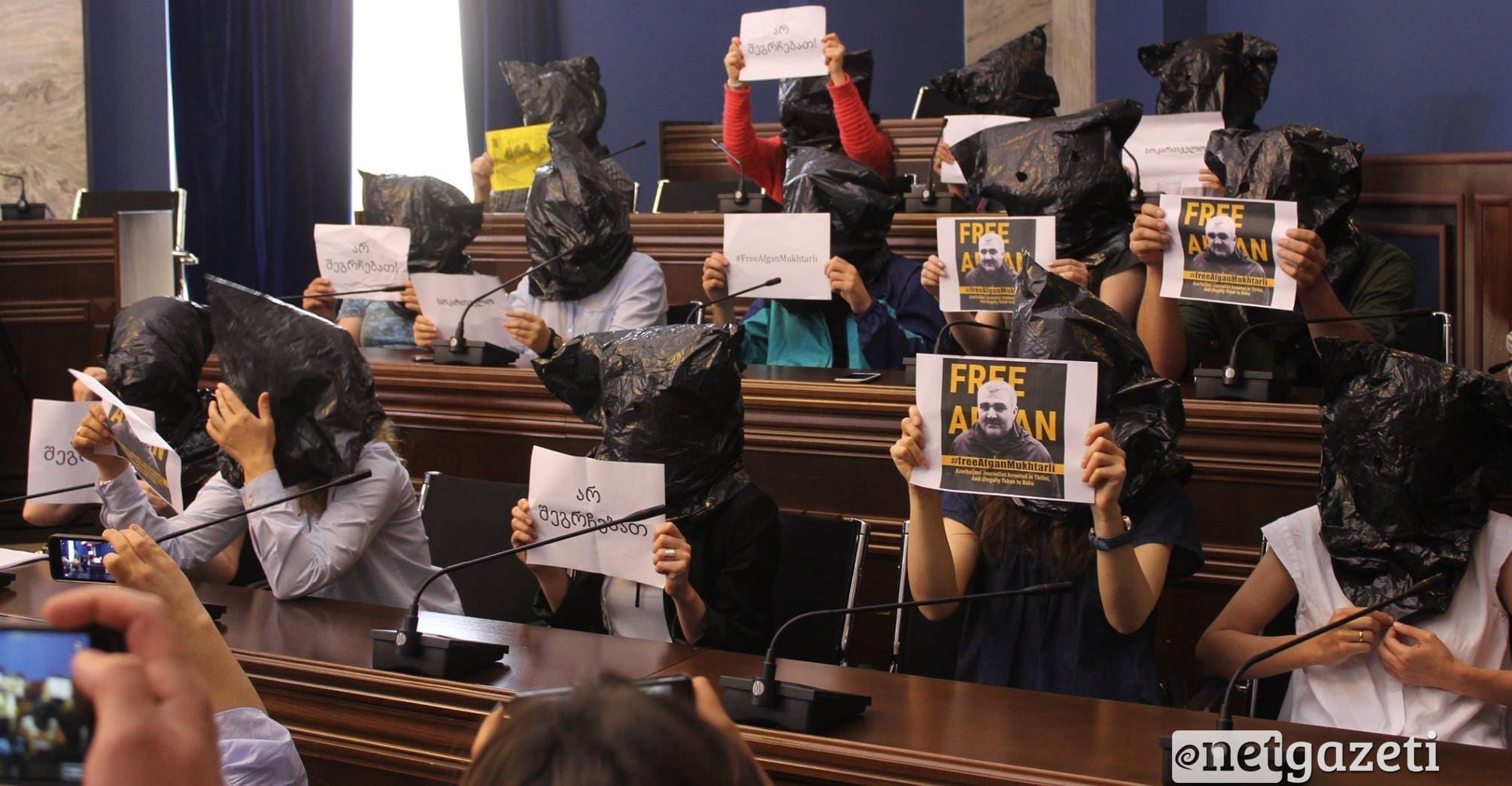 Парламент Грузии. Журналисты провели акцию против ареста Афгана Мухтарлы