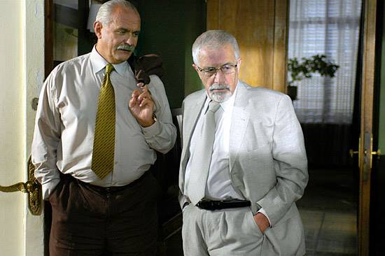 “Persona non grata” filmi (2005), rejissor Krzysztof Zanussi, baş rollarda Zbigniew Zapasiewicz və Nikita Mixalkov