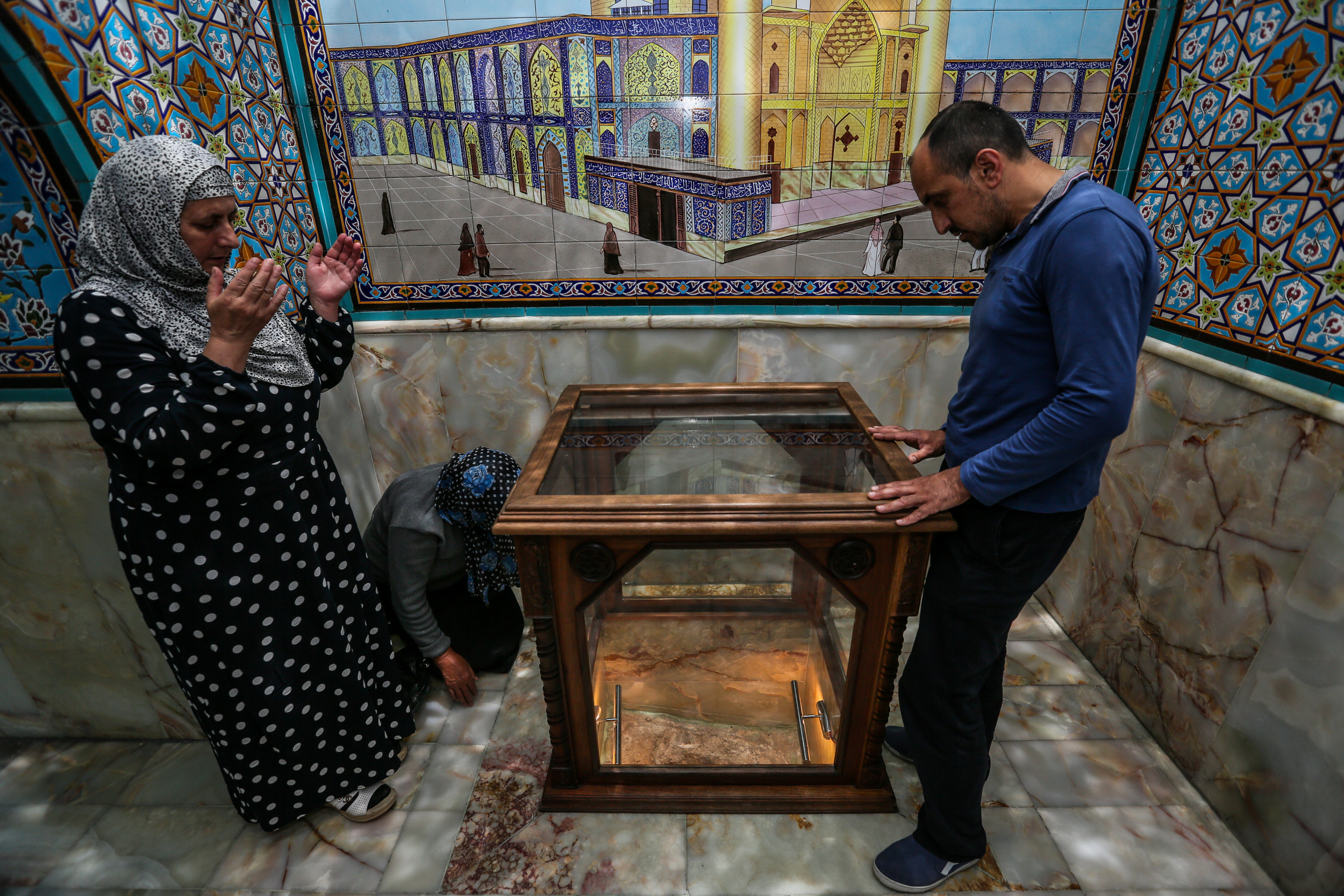 Pilgrims coming to pray here believe they may be cured of certain illnesses by completing this pilgrimage