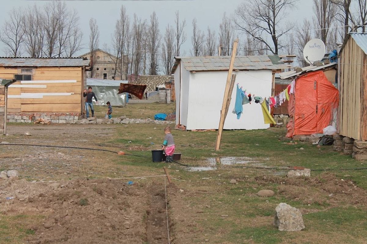 По официальным данным, в “Городе мечты” живет 1500 семей, по неофициальным – до трех тысяч