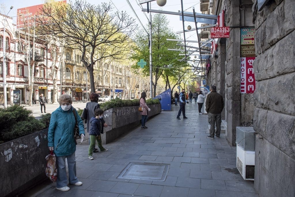 police-regulating-lines-on-Kostava-street-17-04-20-1024×684.jpg
