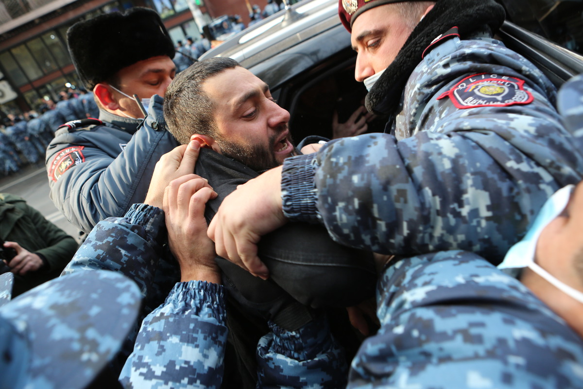 Полиция-задерживает-ачастников-акции-протеста-в-Ереване-JAMnews.jpg