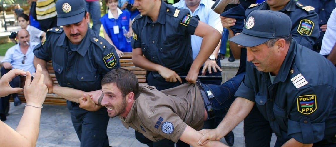Полиция задерживает участника акции