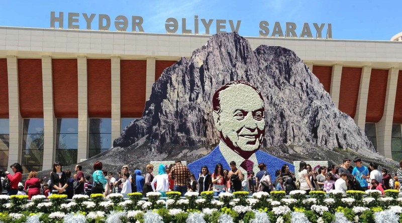 Портрет Гейдара Алиева на Празднике цветов 10 мая в Баку