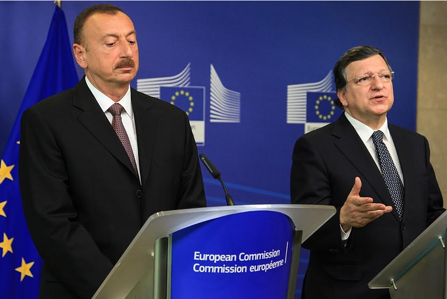 Президент Азербайджана Ильхам Алиев слушает председателя Еврокомиссии Жозе Мануэла Баррозу во время пресс-конференции после обсуждения вопросов энергетического сотрудничества в Брюсселе (июнь 2013 года). Отношения между Евросоюзом и Азербайджаном, судя по
