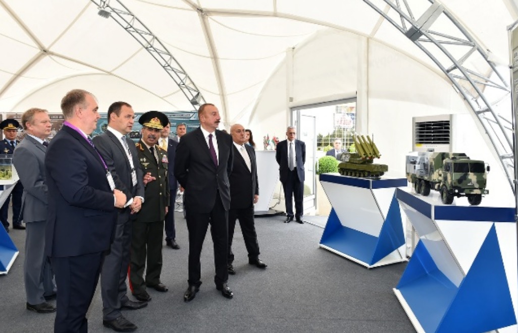 Президент Ильхам Алиев во время посещения белорусского стенда выставки военного оборудования ADEX 25-27 сентября 2018 в Баку Фото “Радио Беларусь”