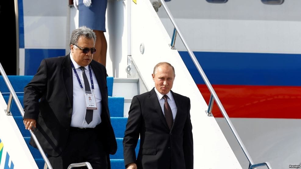 Президент России Владимир Путин и ныне покойный посол РФ в Турции Андрей Карлов
