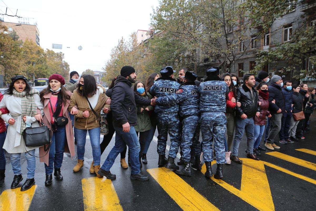 Протестующие-перекрыли-дороги-в-Ереване.jpg