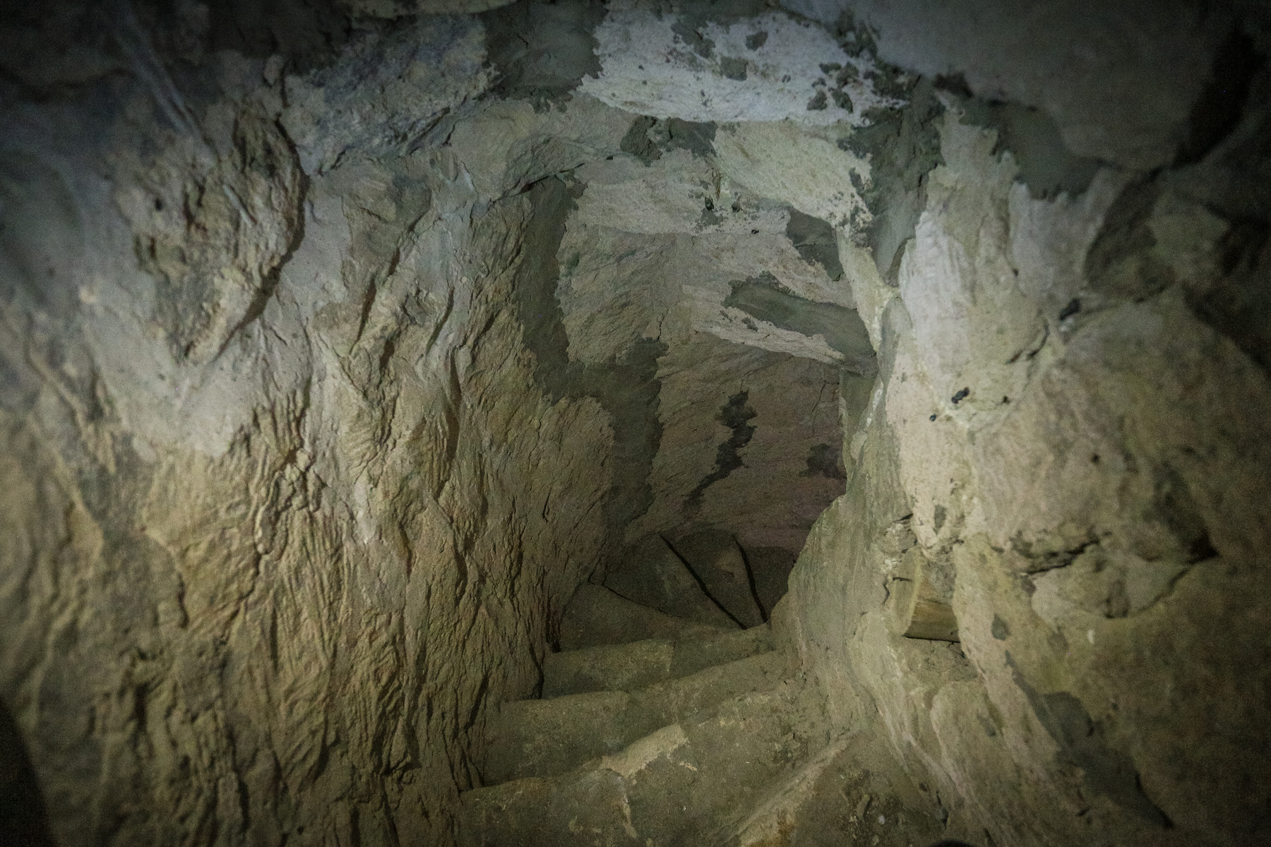 Qalanın içindəki mərtəbələri ayıran pilləkənli dəhliz